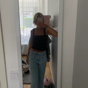 Linne - ⚠️TRYCK EJ PÅ KÖP DIRELT⚠️ Jätte fint svart linne med volanger på banden, jätte skön & sparsamt använd