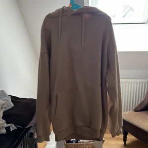 Beige hoodie - Jag gillar bara inte plagget mer. Plagget är skit mjukt och mysigt. Detta är xs men den är oversized så den passar S också och kanske M