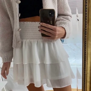 Chelsea kjol - Super snygg kjol ifrån Chelsea, köpt på Zalando. Nypris 400kr, säljer för 150 då den är lite sliten, tycker inte de syns så mycket när man har på sig den. Skriv för fler bilder. Köparen står för frakt!