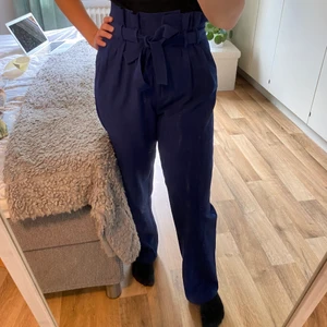 Mörkblåa kostymbyxor - Mörkblåa kostymbyxor, väldigt bekväma o stiliga💓 jag är M men byxorna passar de flesta, mjukt material