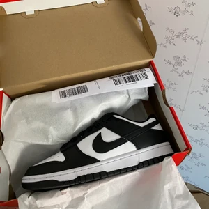 Dunk low panda - Dunk low panda🐼, helt nya i box, storlek 42,5, pris 1900kr + frakt 99kr✨