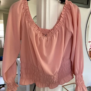 Volang topp BikBok - Volangig stretchig topp från BikBok. Använt men fint skick. Jätteskön. 