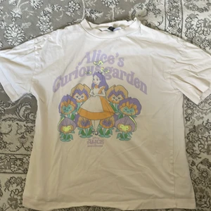H&M - T-shirt från H&M i mestadels beige, använt sparsamt och i bra skick