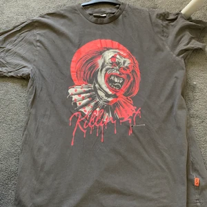 Tshirt med tryck  - En något använd tshirt med clown på från Carlings!  Har ett litet hål på fram och baksida vilket är trist, men annars är den i bra skick.  Tvättas innan såklart.  Vid frågor hör gärna av dig så löser vi det ♥️