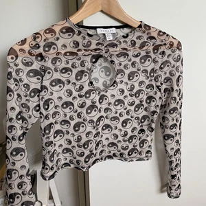 Yin Yang tröja  - Mesh tröja i nyskick, använd ca 4 gånger. Säljer då den inte är min stil längre✨