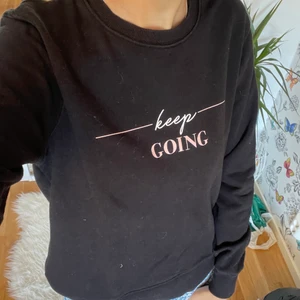 Tröja - Gullig tröja med ett tryck på. Aldrig använd❤️ köparen står för frakten!