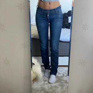 Mörkblåa jeans - Super snygga jeans från acne som är köpta på sellpy. Får inte användning av dom tyvärr. Frakt tillkommer💙