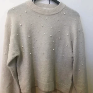 Stickad tröja - Säljer denna fina tröja med pärlor på från hm! Endast använt några gånger, super bra skick! Kontakta för intresse eller frågor💓💓 Köparen står för frakt!