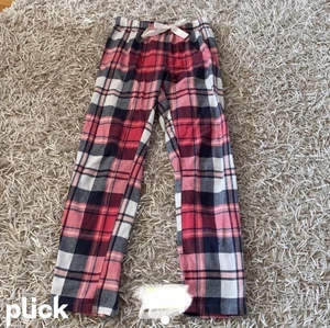 Pjamasbyxor  - Ett par pjamasbyxor som jag köpte här på plick för ett tag sen ❤️ det ända ”felet” med dom är att det ör ett litet hål på ens knät men går såklart säkert att laga ❤️ frakten kostar 66