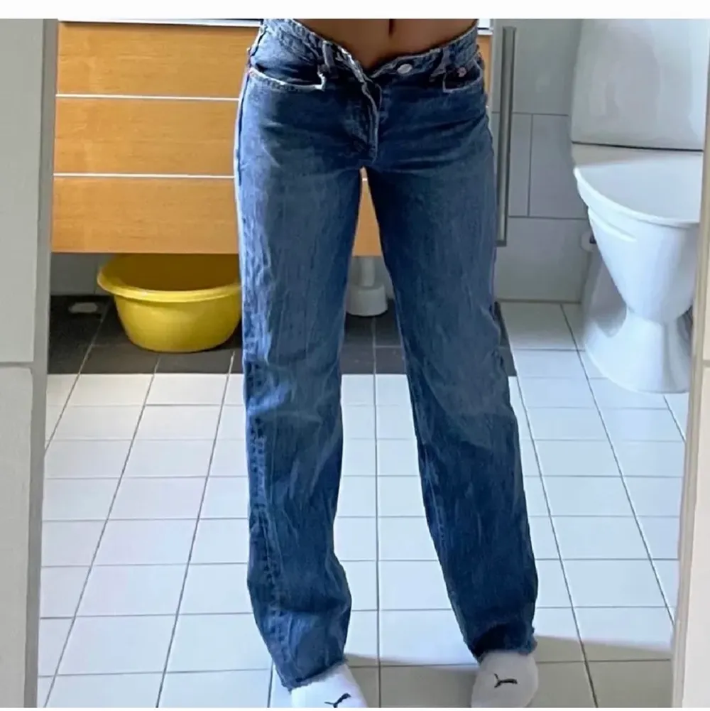 Zara midrise jeans superbra skick💕 Inte mina bilder!. Jeans & Byxor.