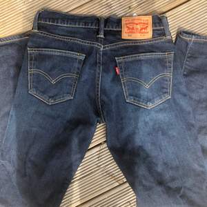 Ett par Levis jeans i skick som nya. Dom är i modell 511 och sitter snyggt🌸 säljs för 100kr+frakt
