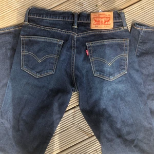 Levis jeans - Ett par Levis jeans i skick som nya. Dom är i modell 511 och sitter snyggt🌸 säljs för 100kr+frakt