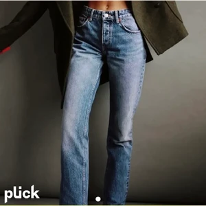 Mid Rise zara jeans - Supersnygga jeans från zara, de är exakt samma jeans som de två första bilderna förutom att jag har klippt hål på ena benet (se bild 3)💕