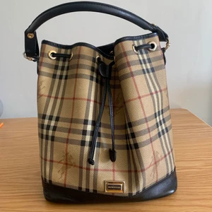 Skolväska burberry stor - Väska ifrån burberry självklart äkta!! Kommer med kvitto och dustbag. Den är väldigt rymlig passar bra som skolväska. Skriv vid frågor