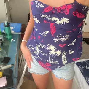 Gullig sommartorp! - Supergullig topp! Köpt för några år sen men i väldigt bra skick, hade ett hål vid magen när jag köpte den det är lagat så det syns inte!❤️‍🩹🫶🏼