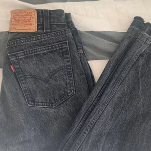 Levis 501 - Levis 501 i stl 27/32, jag är 170! Skulle säga att dom sitter tajtare än en 27a och skulle passa på någon lite kortare om man vill ha dom längre, raka i modellen