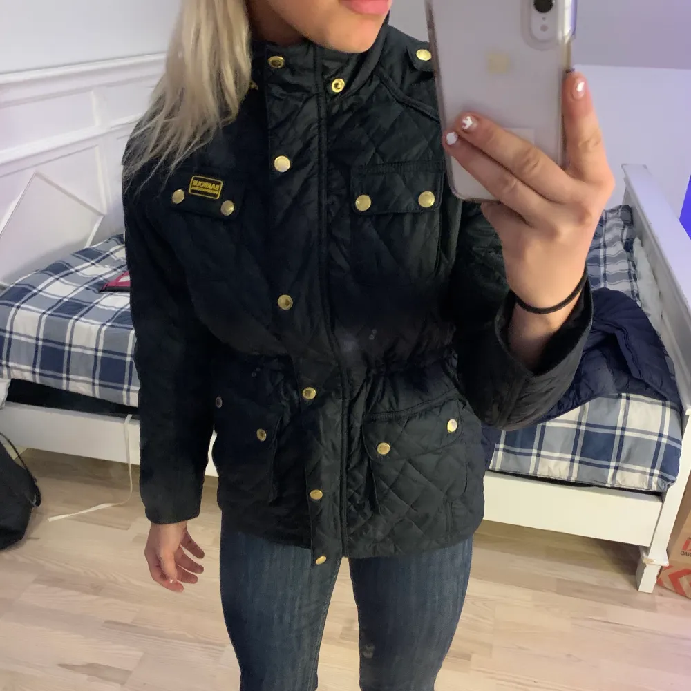 Säljer denna sjukt snygga barbour jacka! Strl 170 men skulle säga typ xs/s😁❤️ pris 400 eller bud, nypris runt 2000💗. Jackor.