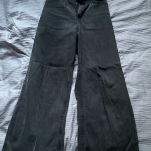 Mörkgråa/svarta jeans - Mörkgråa/svarta snygga jeans som inte längre kommer till användning⭐️ Synd att slänga.