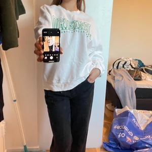 Vit college tröja - Lite knottrig men annars i bra skick