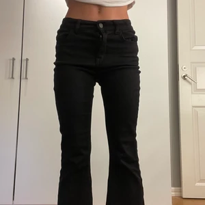 Svarta jeans - Svarta jeans som börjar bli försmå och kommer ej till användning🌟