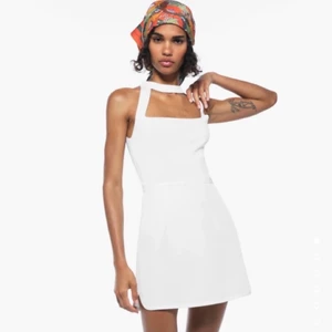 Topp från zara - Säljer denna sjukt fina, och slutsålda, topp från zara i storlek M. Aldrig använd bara testad! Tveka inte att höra av dig om du har några frågor💗🤍 tillkommer frakt avgift på 66kr💕