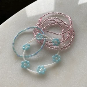 Pärlarmband - Pärlarmband av skimrande glaspärlor. Perfekt att kombinera med andra smycken! Armbandet är ihopsatt med hållbar elastisk tråd och passar de flesta handleder. Rosa 19 kr. Blå 29 kr. Blommor 49 kr. Frakt 16 kr.