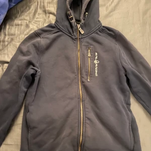 Sail racing tröja  - Säljer nu min sail racing tröja för den inte kommer till användning längre. Stl. 150 passar som XS och S.