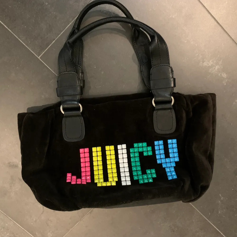 Säljer nu min älskade Juicy Couture väskan den inte kommer till användning längre. Finns 2 öppna fack och ett med dragkedja. Fint skick. . Väskor.