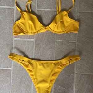 Bikini - Klicka ej på köp direkt!!! Supersnygg gul bikini från Nelly som aldrig kommit till användning, den är alltså precis som ny! 💕💕 frakten kan bli billigare om inte spårbar önskas 🥰🥰