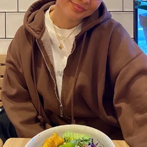 Brun brandy Melville hoodie  - Obs lånade bilder! Säljer nu min sååå fina brandy Melville hoodie som jag köpt här på Plick då den ej kommer till användning. Kan skicka bilder på min som är i mycket bra skick! Den är i one size men är oversized. 