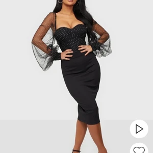 NLY one kjol - En svart kjol från Nelly i polyester. Kjolen är köpt förra sommaren men har aldrig kommit till användning. Den är åt det tajtare hållet. Sitter fint och bra i midjan. Bara hör av om fler bilder önskas! Köpare står för frakt 