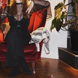 Svart byxdress  - 70-tals inspirerad byxdress jag sytt av material köpta på secondhand! Dragkedja framtill, uppskattar till storlek 36/S/M då det är det jag har! Flares i byxdelen och v-ringad! Skriv på PM för fler frågor!:)