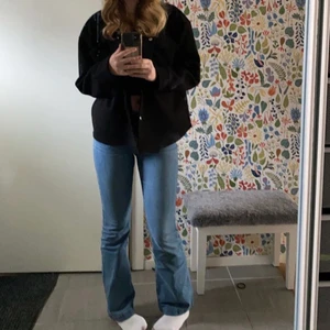 Nelly bootcut jeans - mellanblåa bootcut jeans från nelly, köpta för ca 2 månader sen men har ej kommit till användning då dom är på gränsen till för korta. Jag är 178cm lpng för referens, köparen står för frakten kan även mötas upp i stockholm🫶🏻