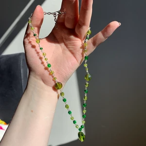 Handgjort halsband  - Testade något nytt och älskar! Fin emerald färg och den lyser så vackert i ljuset🌸 