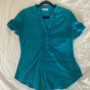 Blå topp - Säljer denna söta topp! Den är stretchig vilket ger en nice figur! Färgen kommer inte riktigt fram på kameran, den är lite klarare än på bild två. ☀️ skriv för mer frågor!