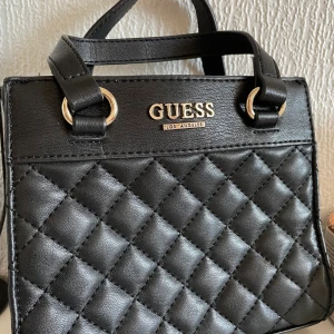 Fake guess väska. - Märkte ärligt inte att den var fake tills nån sa det till mig. Fin fin guess väska. Simple men fin. Säljer pga kom nt till så mke användning. 130 kr inkl frakt🤍💕