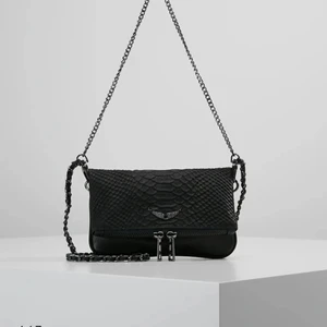 Zadig väska - Skit snygg Zadig väska i den lilla modellen. Fint skick men kommer ej till användning längre, köptes ny för 2300