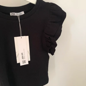 Zara topp - Säljer denna helt oanvända topp från zara! Köparen står för frakten 