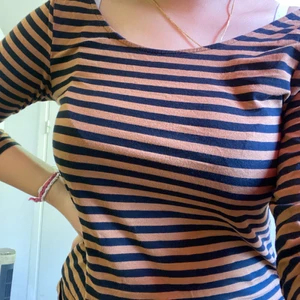 Het tröja som sitter perfekt - En jättefin tröja som sitter perfekt och formar kroppen. 