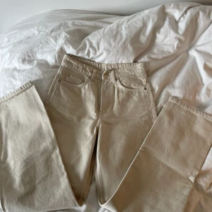 Weekday jeans - Jättefina weekday jeans i jättebra skick! Endast använda en eller två gånger. Passar mig väldigt bra som är 156cm lång både i midja och längd. W25, L30. Modellen heter Rowe extra High straight jeans. Köpta för 500kr.💛