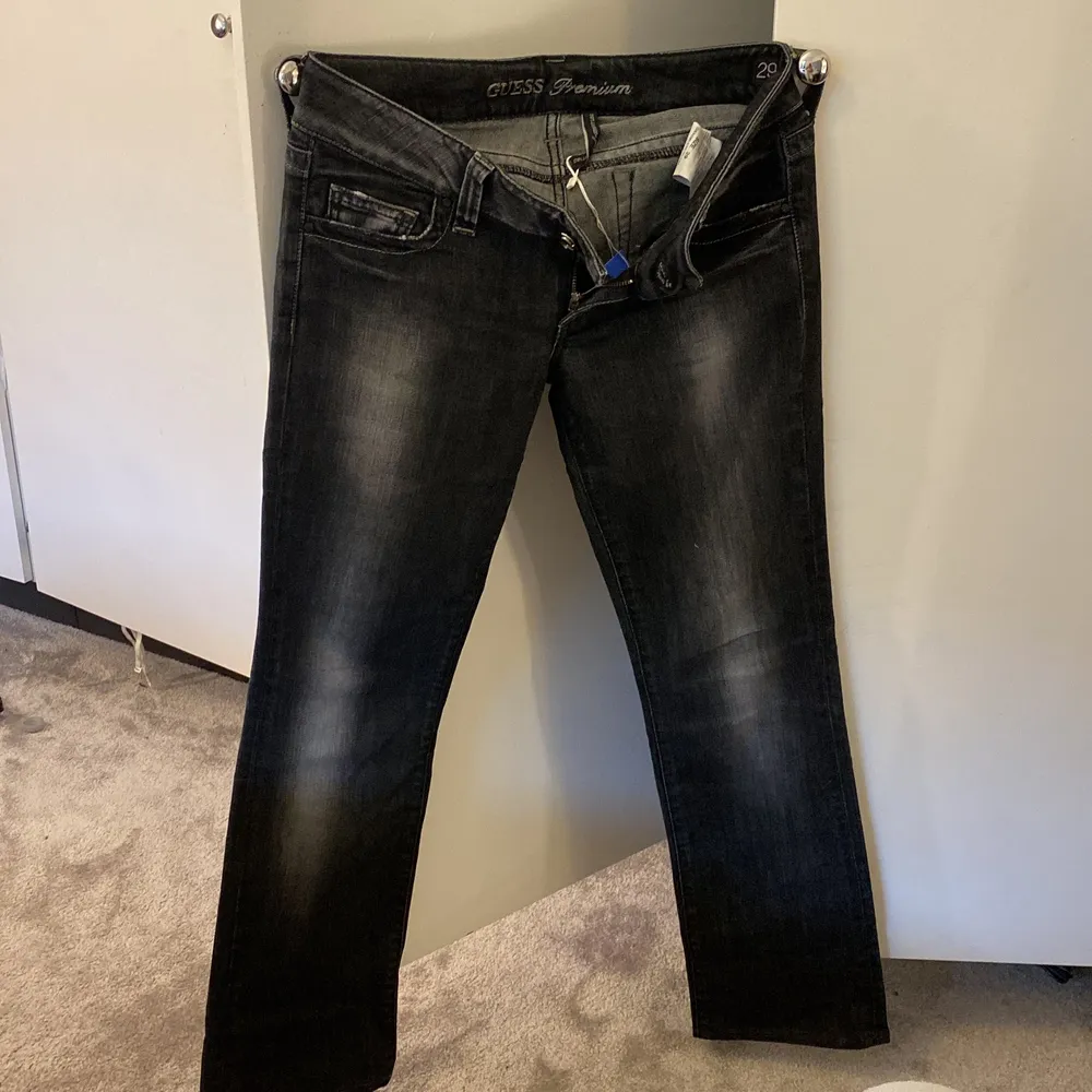 Lågmidjade straight jeans från Guess! Storlek 29, säljer pga för små för mig.  Är strl/S/M/36 . Jeans & Byxor.