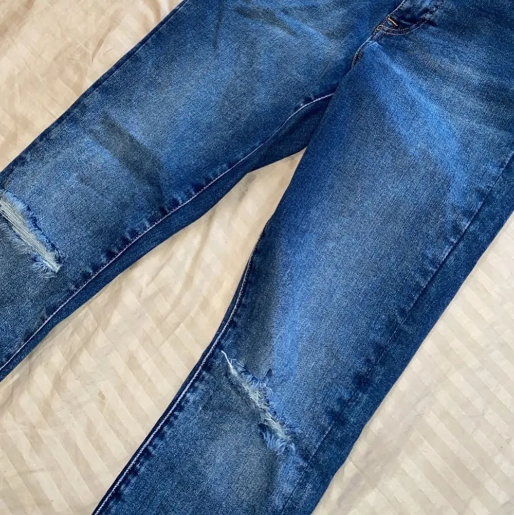 Super bekväma jeans i storlek S passar även M. Endast testade men kommer ej till användning då jag har massa jeans🌸. Jeans & Byxor.