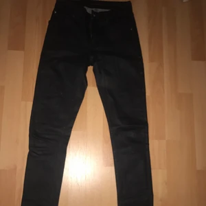 Svarta Jeans - Skinny jeans  ! Va för liten att sätta på den så ni får brösta men de här bilder!  !Was too tiny to put on so ya’ll need to deal with this pictures!  Svart/Black jeans 26 size/Storlek  Fri frakt/ Free shipping 
