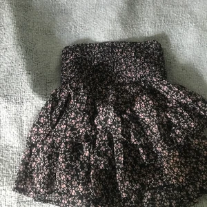 Blommig kjol  - En blommig kjol ❤️ nypris 350kr säljer för 90kr plus 35kr frakt 😻💗 kontakta mig för fler bilder ❤️ står inte för post fel 💗
