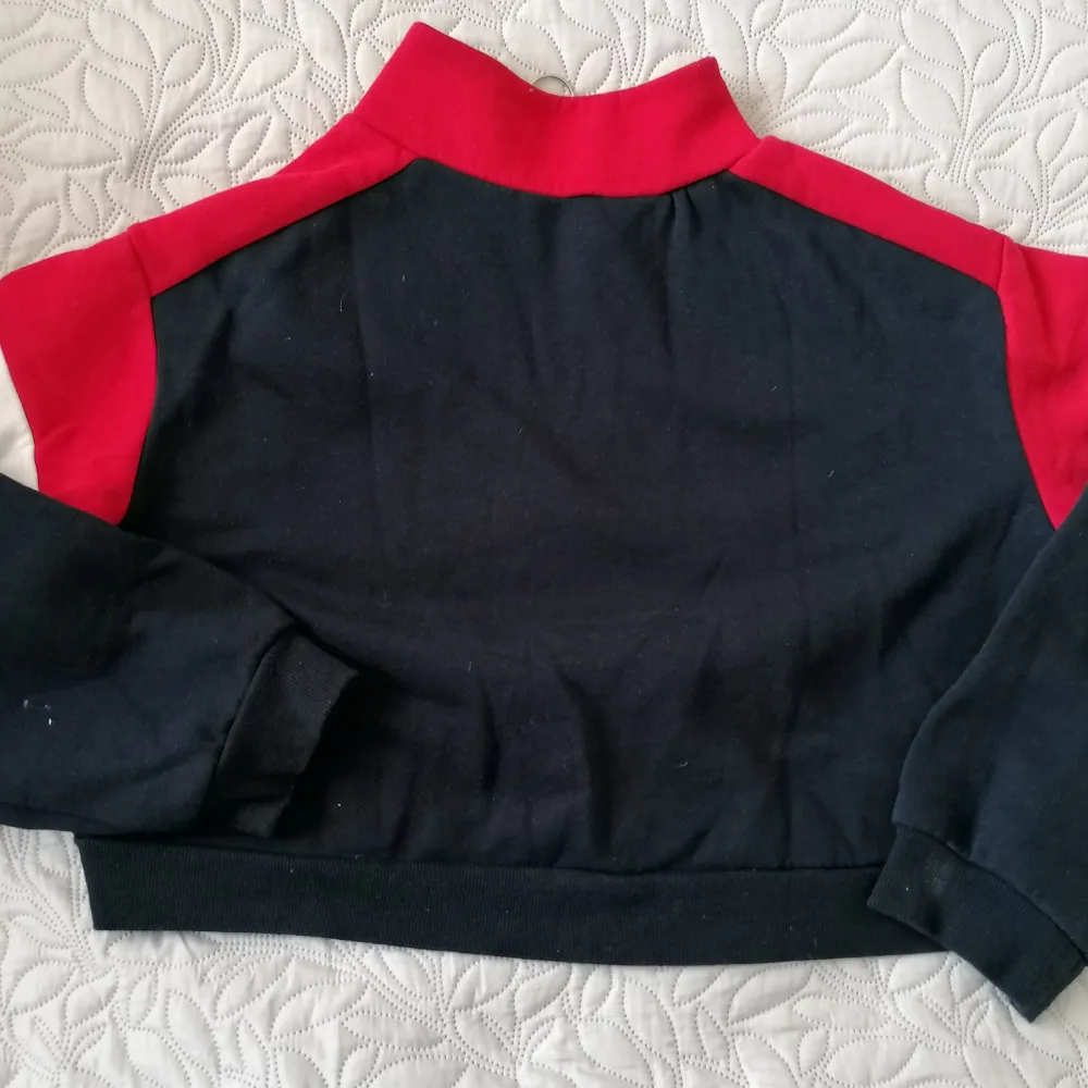 En kort blå med röd och vit tröja i perfekt skick, den är 2 år gammal 💙. Tröjor & Koftor.
