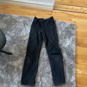 Fina bershka Jeans  - Dom är lite mer mide rise en högmidjade men väldigt fina säljer då jag har andra jeans jag hellre använder.