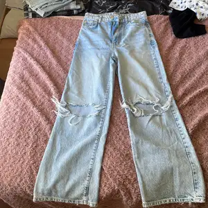 Jag säljer dessa ljusblåa nya jeans. Dem är bagi och supersköna. Om ni gillar basic jeans som är lätta att matcha till så är dessa rätt för dig. Dem är  högmidjade men är också perfekt i midjan.  Skriiiv jag säljer dem för 350+