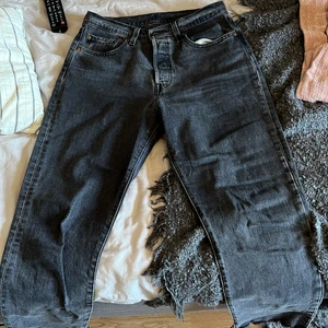 Levi’s jeans 501  - Ett knappt använda jeans som verkligen är skitsnygga, som tyvärr blivit för små för mig. Färgen visas inte riktigt rätt i kameran, dom är lite mörkare i verkligen. 