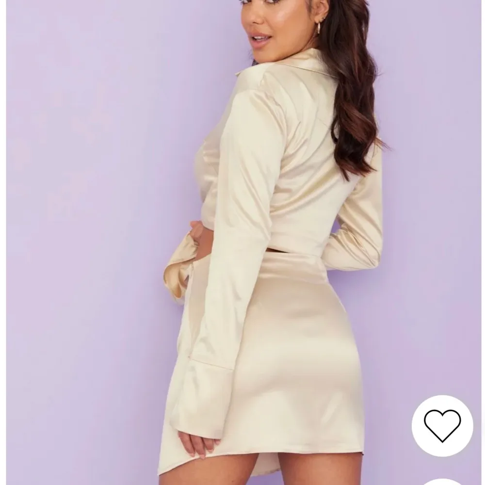 Säljer denna kjolen då den inte kommer komma till användning. Helt ny . Kjolar.