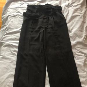 Tygbyxor, wide leg - Tygbyxor från Bikbok. Vida ben med knyte i midjan! Storlek XS. Fint skick!